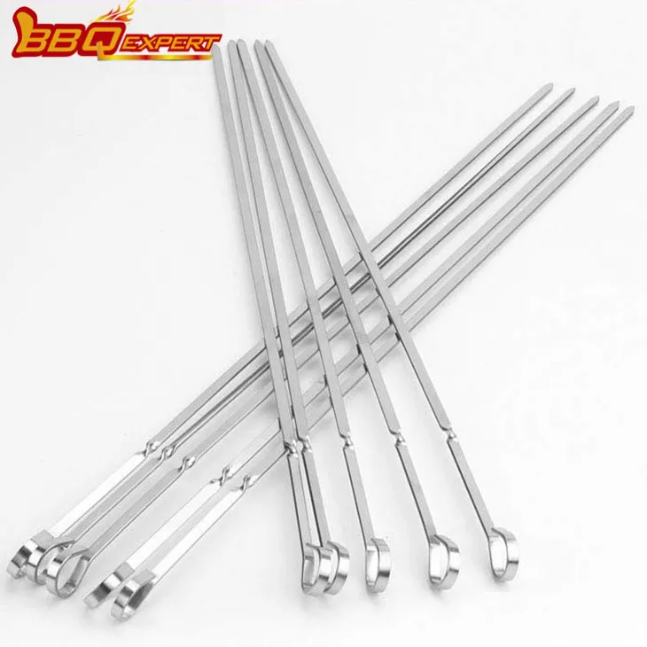 Zahuštěné ploché grilovací tyčinky v sadě grilovacích špízů z nerezové oceli
